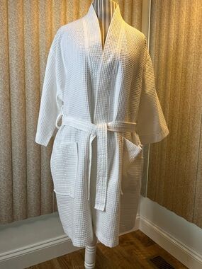 Men’s or women’s White Waffle Bath Robe - TowelNrobe NV